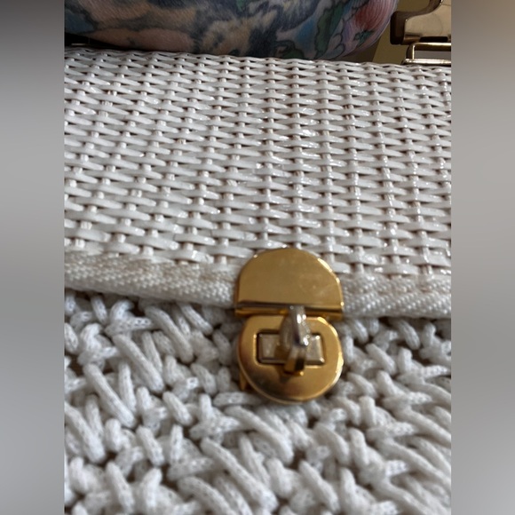 Rattan raffia woven crochet white 60’s kitschy mod purse with brass hardware - Picture 2 of 11